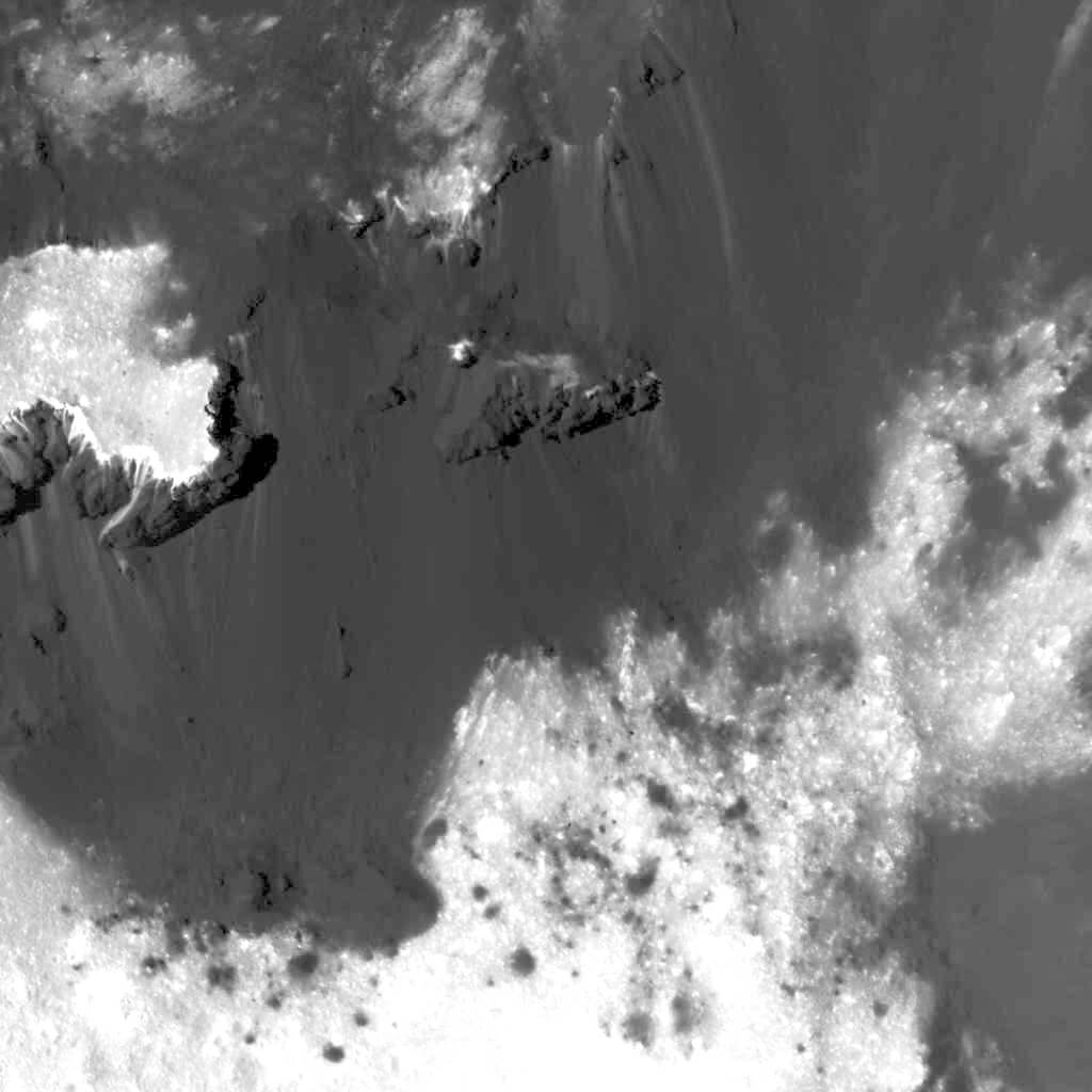 Возвышенность в западной части Cerealia Facula (факула Цереалий - группа белых пятен в центре кратера)