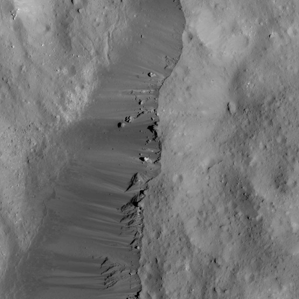Участок восточной части вала кратера