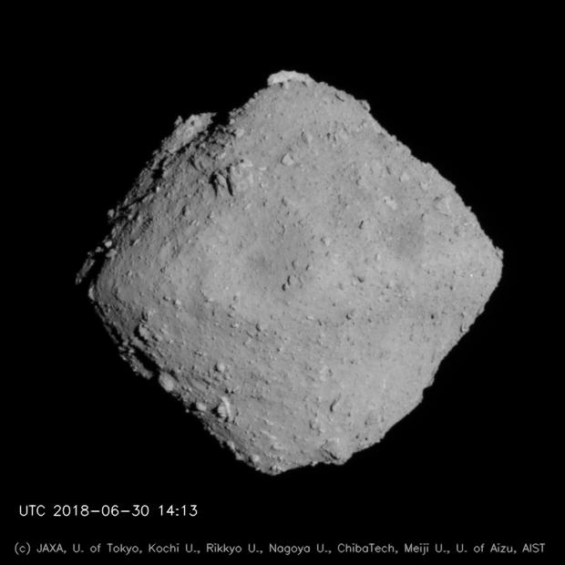 Астероид Рюгу с высоты 20 км Image credit ※: JAXA, University of Tokyo, Kochi University, Rikkyo University, Nagoya University, Chiba Institute of Technology, Meiji University, University of Aizu, AIST.