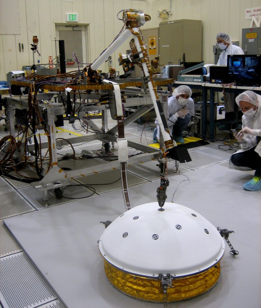 Тестовая площадка InSight. Установка сейсмического прибора SEIS Crédits photos : NASA/JPL-Caltech