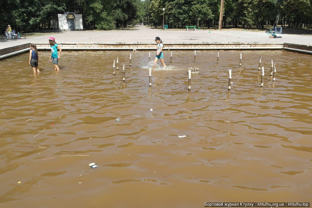 Желтые Воды, мусор после праздника в фонтане