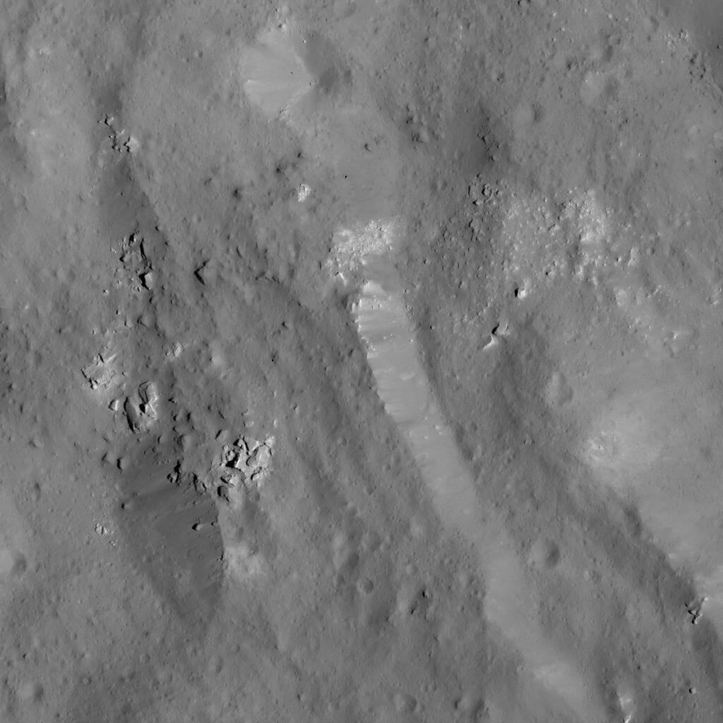 Группа валунов у края кратера Оккатор