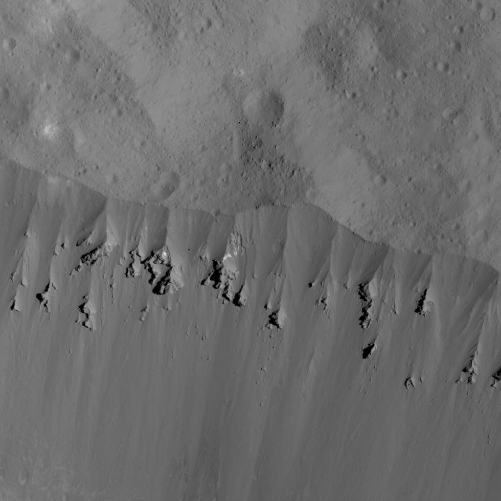 Оползни у верхней кромки кратера Оккатор