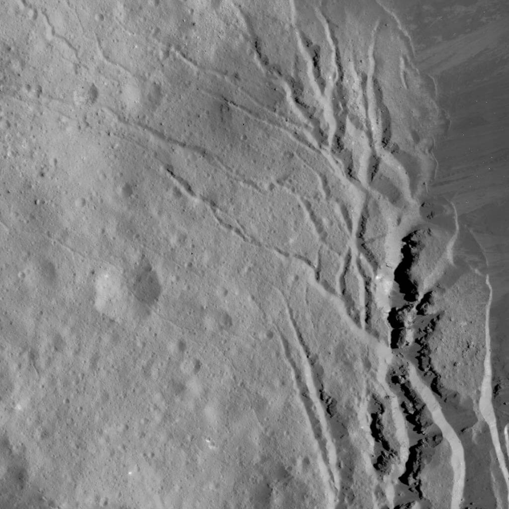 Трещины на дне кратера Оккатор в его юго-восточной части