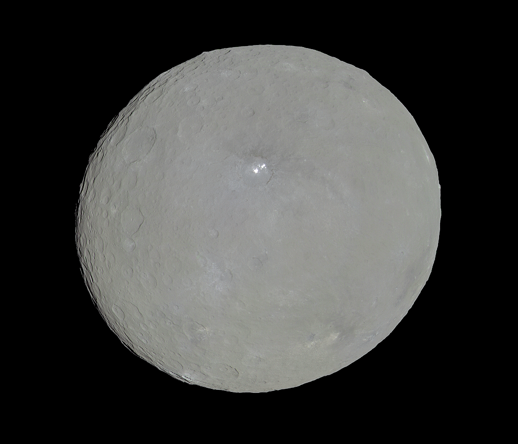 поверхность Цереры и ее знаменитые "белые пятна" в кратере Оккатор в цвете