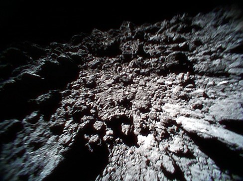 Image credit: JAXA Фото поверхности астероида Рюгу с Rover 1B после "приземления"