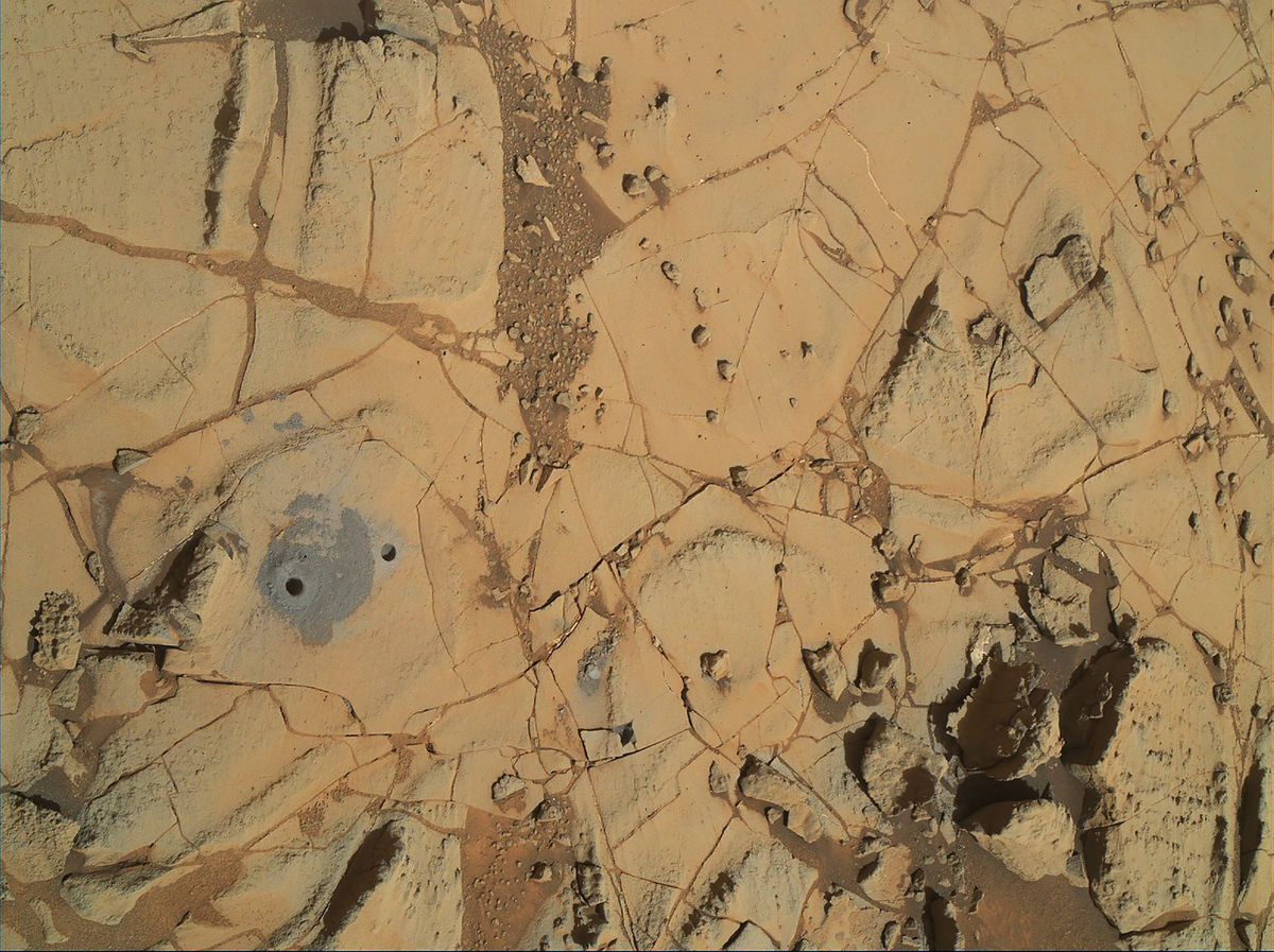 В 2015г. Curiosity просверлил один из камней в местности под названием "Мохаве". Фото NASA