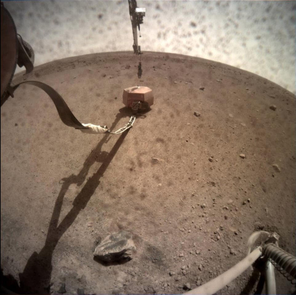 Установка сейсмодатчика SEIS на поверхности Марса Crédits photos : NASA/JPL-Caltech