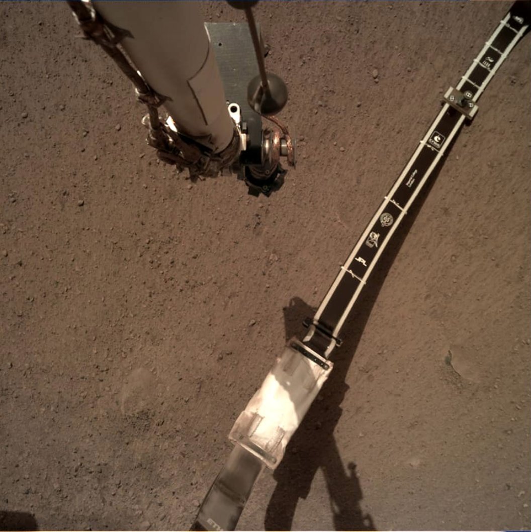 Установка сейсмодатчика SEIS на поверхности Марса Crédits photos : NASA/JPL-Caltech