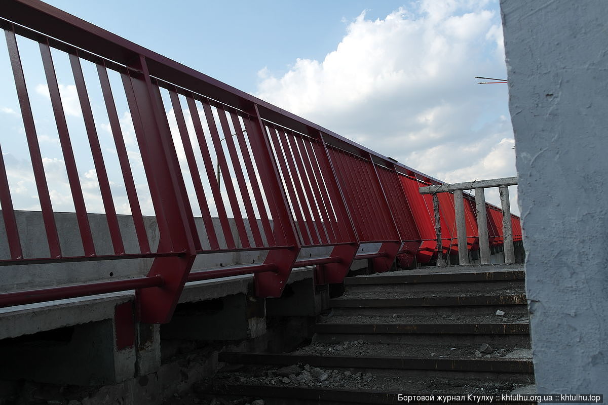Днепр. Во время ремонта нового моста поставили глухой забор на лестнице