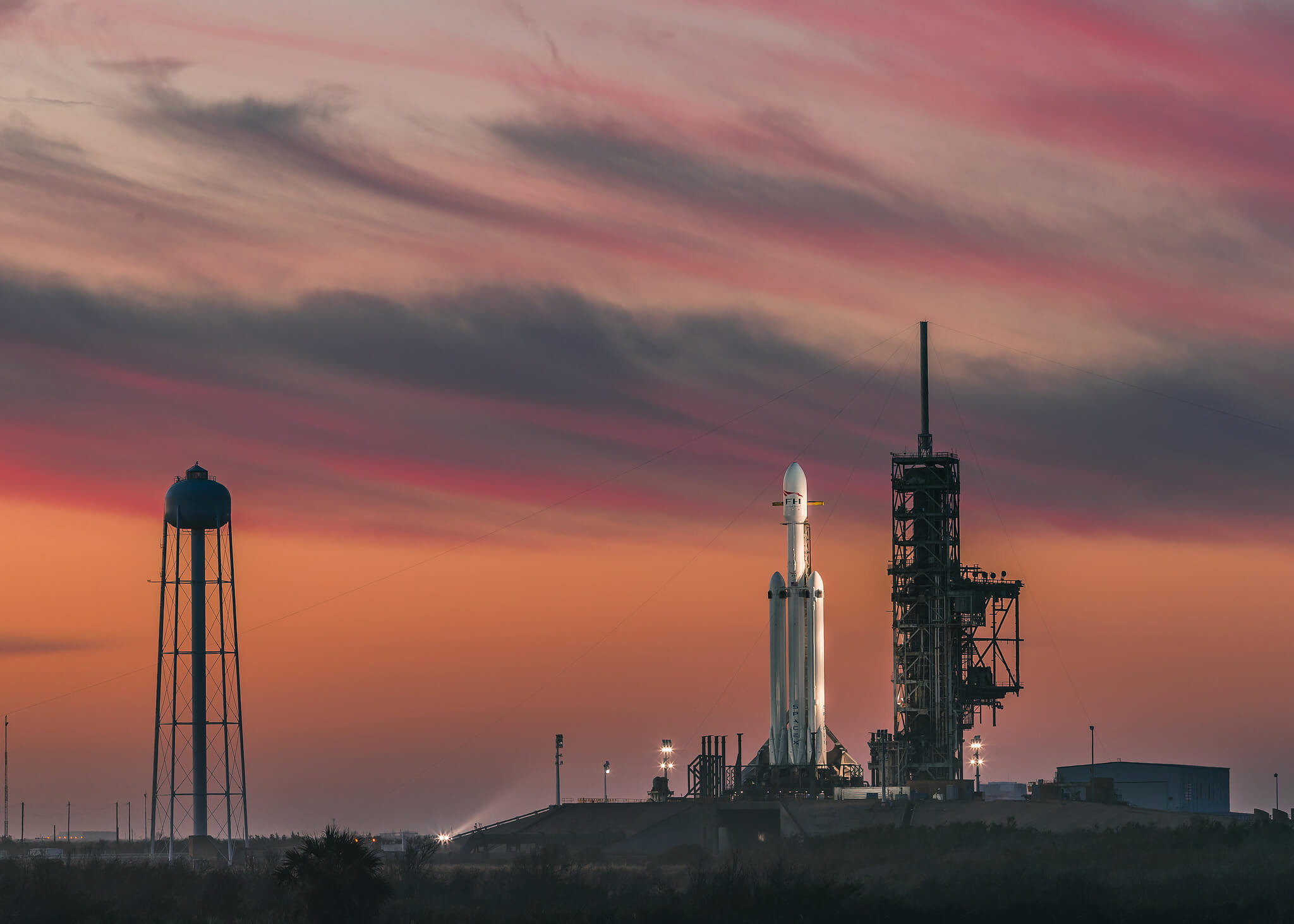 Falcon Heavy на стартовой площадке