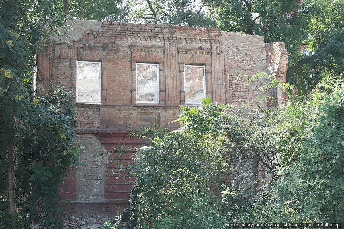 Днепр, старинный особняк, ранее принадлежавший семье профессора по ул. Шевченко, поставили окна и заделали дыры