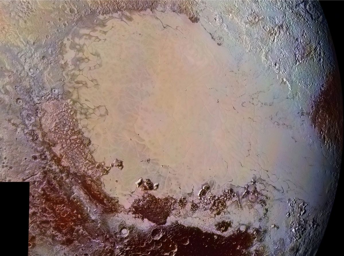 разнообразный рельеф Плутона